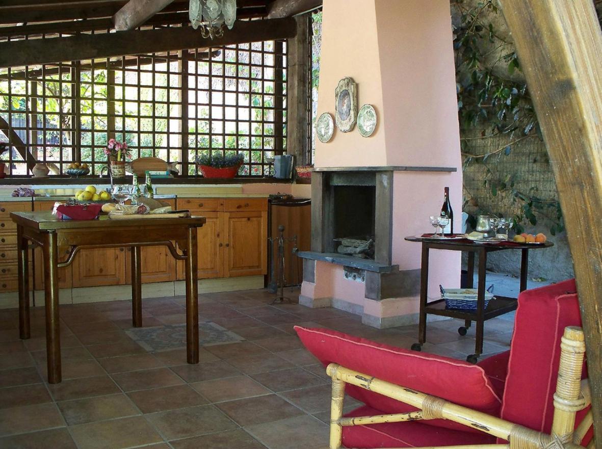 La Tana Del Tasso Ventimiglia Bed and Breakfast Εξωτερικό φωτογραφία