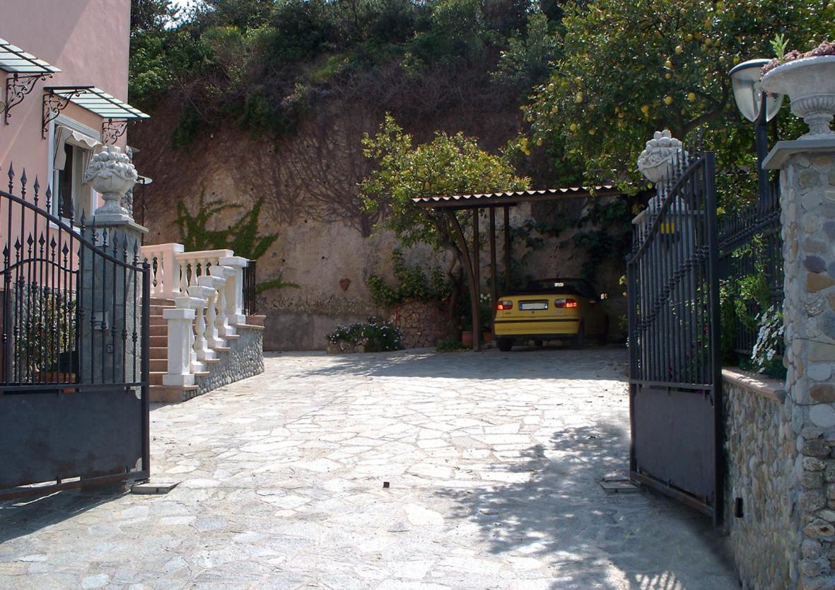La Tana Del Tasso Ventimiglia Bed and Breakfast Εξωτερικό φωτογραφία